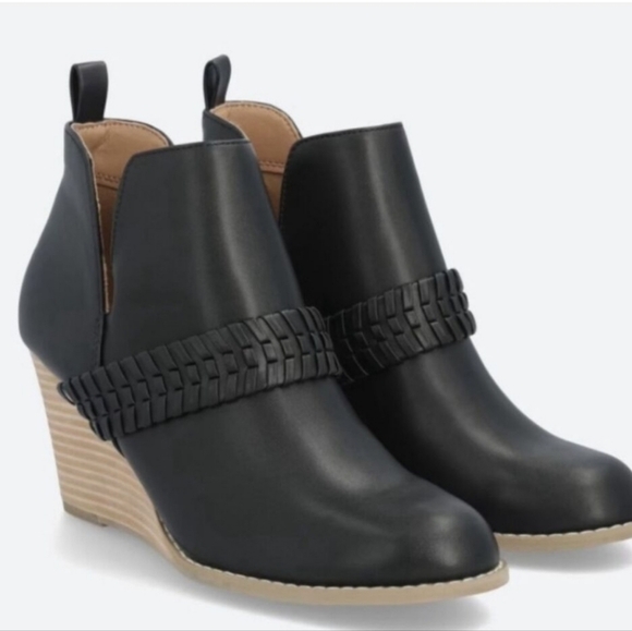 SOLD!!!NWOT DOLCE VITA BOOTIES - Picture 1 of 5